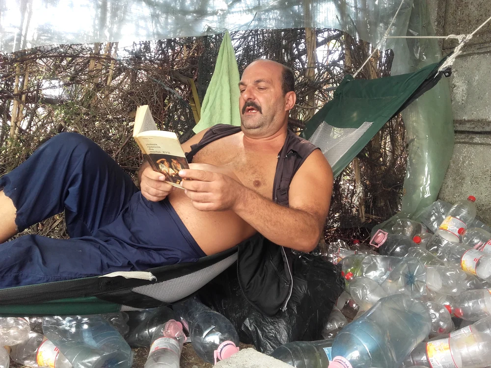Când nu desenează, Constantin Abas stă în hamac şi devorează cărţi