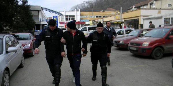 Poliţist de frontieră adus la DIICOT pentru audieri în cazul traficanţilor de droguri de la Moldova Nouă