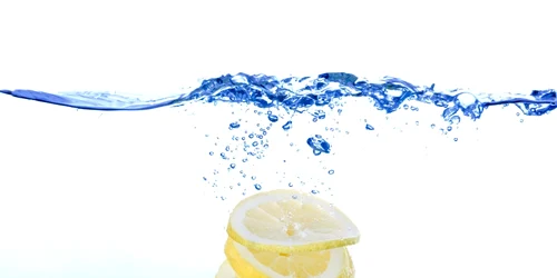 De ce este bine să bei apă cu lămâie dimineaţa