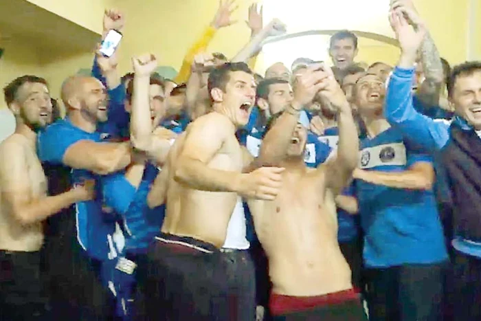 
    Viitorul Constanţa: Jucătorii au serbat cu  şampanie în vestiar  menţinerea în Liga 1 (Capturi: Digisport)  