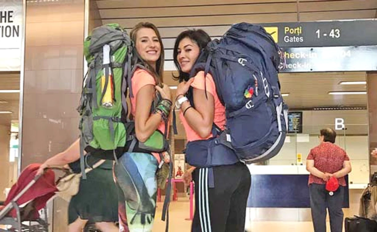 Alexandra Popescu (28 de ani, stânga) şi Georgiana Ioniţă (29 de ani) vor căra în spate câte un rucsac de 7 kg