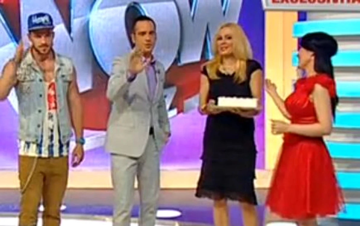 Dana a răsuflat uşurată atunci când Andreea Mantea a intrat în platou cu un tort şi i-a dezvăluit că totul fusese o farsă (captură: Kanal D)