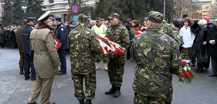 Militarii care au participat la depunerea de coroane   FOTO Laurenţiu Ionescu