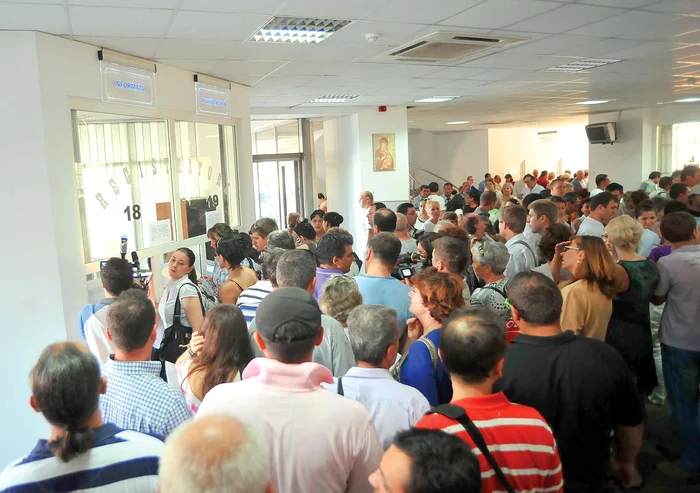 Majorarea se va aplica şi în cazul taxelor pentru eliberarea certificatelor, avizelor şi autorizaţiilor, pentru eliberarea şi preschimbarea actelor de identitate, pentru înmatricularea autovehiculelor, pentru eliberarea titlurilor de proprietate