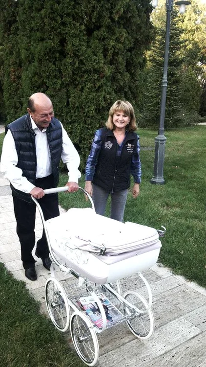 Bunicii Băsescu îşi plimbă nepoata