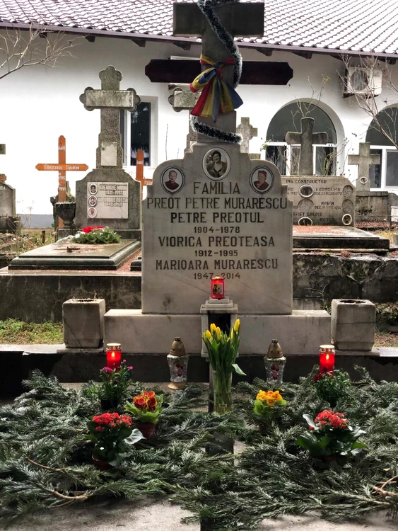 Cavoul familiei Murărescu are mereu candele aprinse și flori proaspete