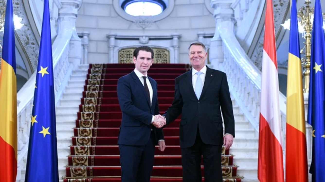 
    Preşedintele Klaus Iohannis l-a primit la Palatul Cotroceni pe Cancelarul Austriei, Sebastian Kurz, și, în mod simbolic, a preluat preşedinţia Consiliului Uniunii Europene de la AustriaFoto: presidency.ro  