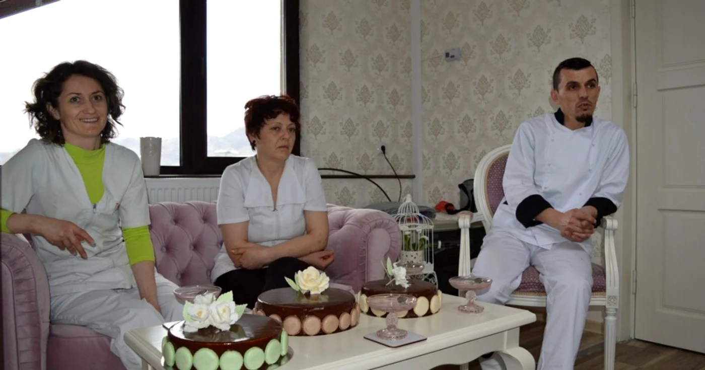 Adriana, Gabriela şi Cornel, trei dintre maeştrii cofetari de la Câmpina FOTO Dana Mihai