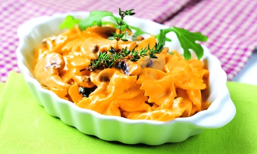farffale cu ciuperci si smantana shutterstock 66031291 jpeg