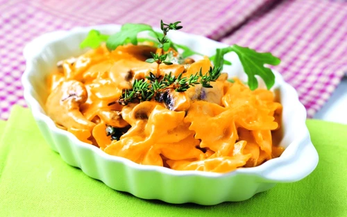 farffale cu ciuperci si smantana shutterstock 66031291 jpeg