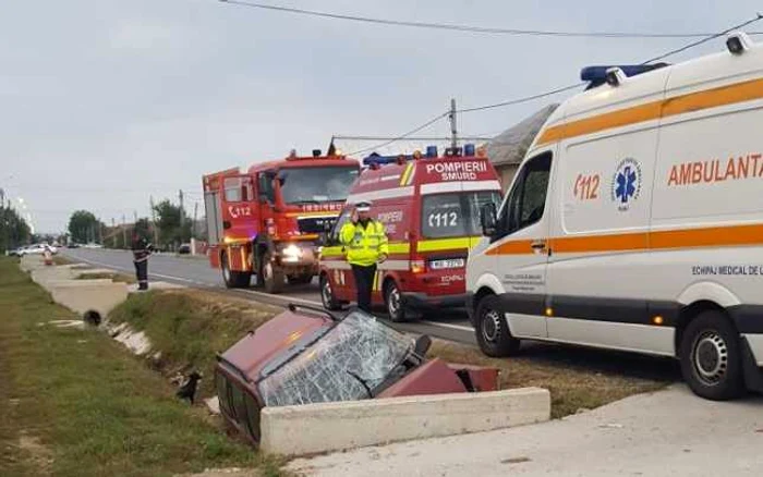 Maşina a intrat într-un  cap de pod