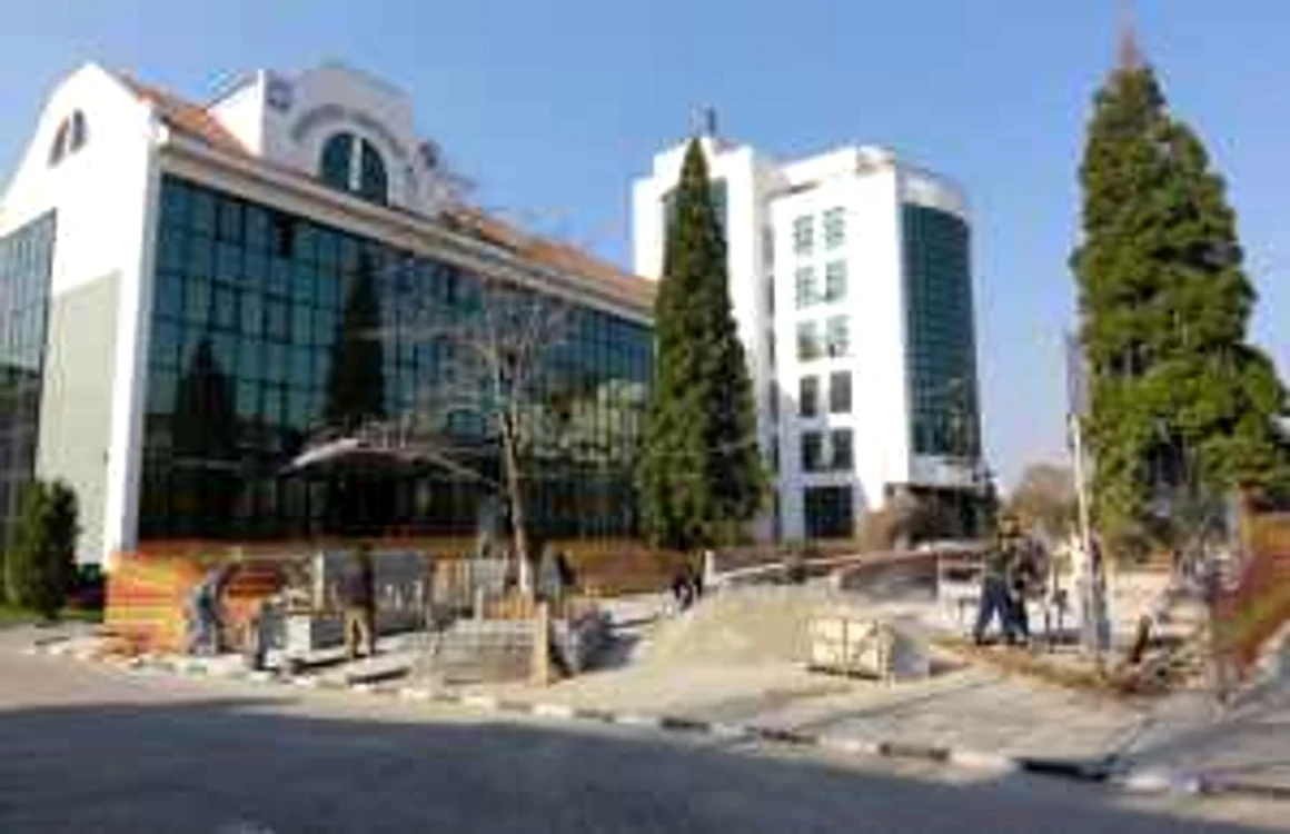 Lucrările de modernizare la scuarul Consiliului Judeţean Olt au intrat în linie dreaptă