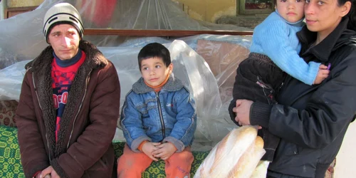 Georgel Stancu, tatăl, Nicuşor, cinci ani, Roxana, de 4 ani şi mama Elena, 28 de ani. FOTO: NICOLETA BUTNARU