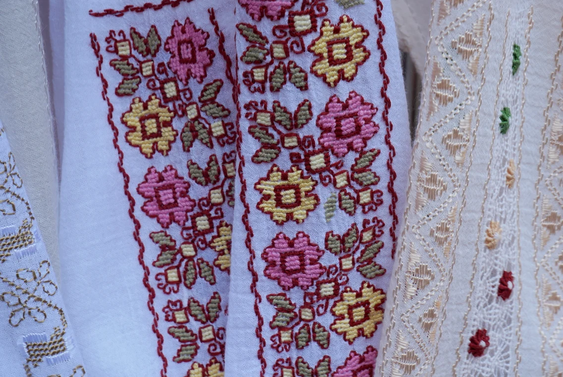 Diferite tipuri de broderie, realizate de Iulia Goran. FOTO: N. Nemeș