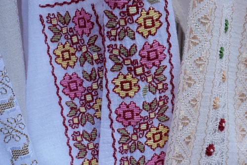 Diferite tipuri de broderie, realizate de Iulia Goran. FOTO: N. Nemeș