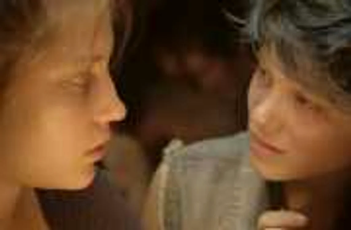 Adèle (Adèle Exarchopoulos) şi Emma (Léa Seydoux)