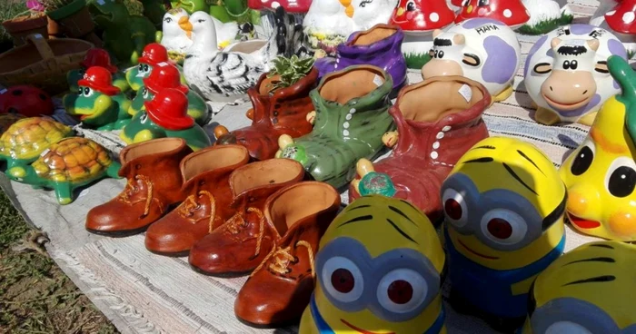 Cei doi comercializează diferite obiecte de grădină FOTO Claudia Untaru