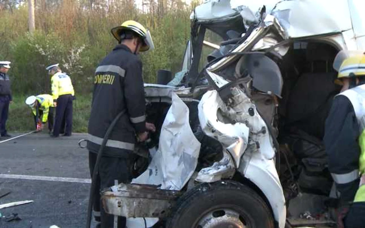 Maşina sinucigaşului s-a transformat într-un morman de fiare contorsionate. Foto: Arhivă Adevărul