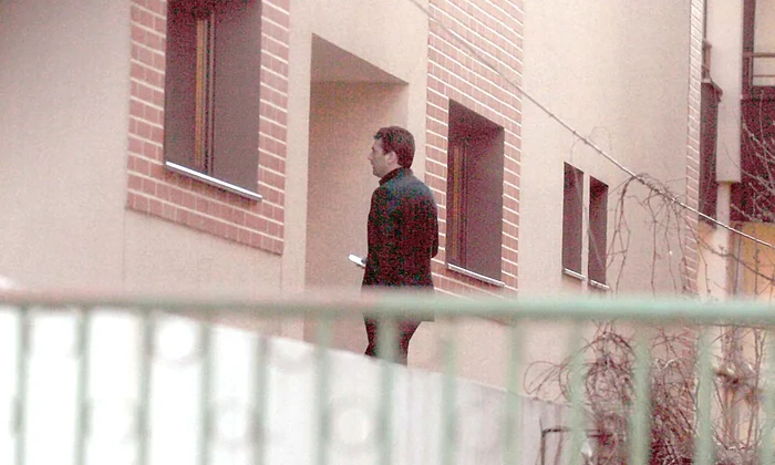 
    Cântăreţul a intrat și a ieșit cu bolidul direct din parcarea subterană  