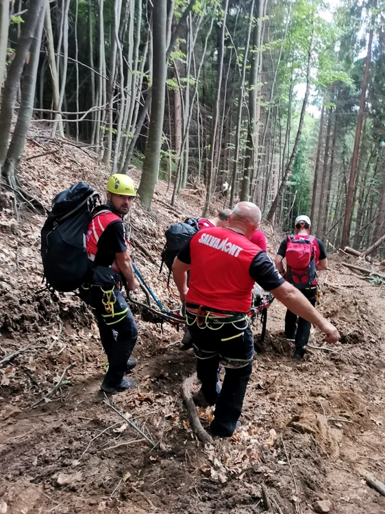Corpul neînsufleţit al unui tăietor de lemne coborât cu targa pe munte de salvamontiştii vâlceni în zona Horezu Foto ISU Vâlcea