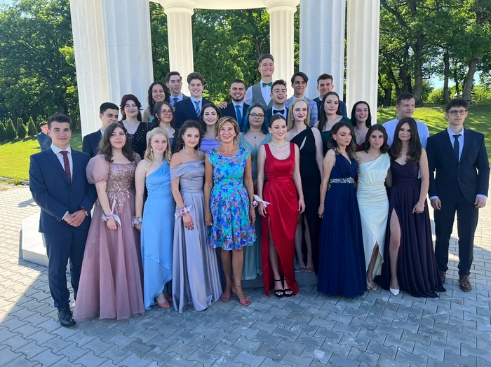 Carmen Iohannis balul de absolvire (3) jpg