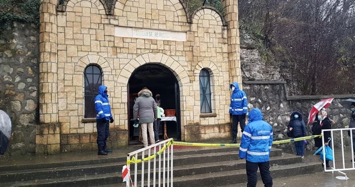 Slujbă pelerinaj în pandemie la Peştera Sfântului Andrei din Constanţa - Ion Corvin Foto Călin Gavrilaş