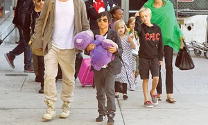 Angelina Jolie şi  Brad Pitt pun pe  primul loc fericirea  celor 6 copii jpeg