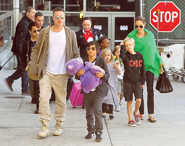 Angelina Jolie şi  Brad Pitt pun pe  primul loc fericirea  celor 6 copii jpeg