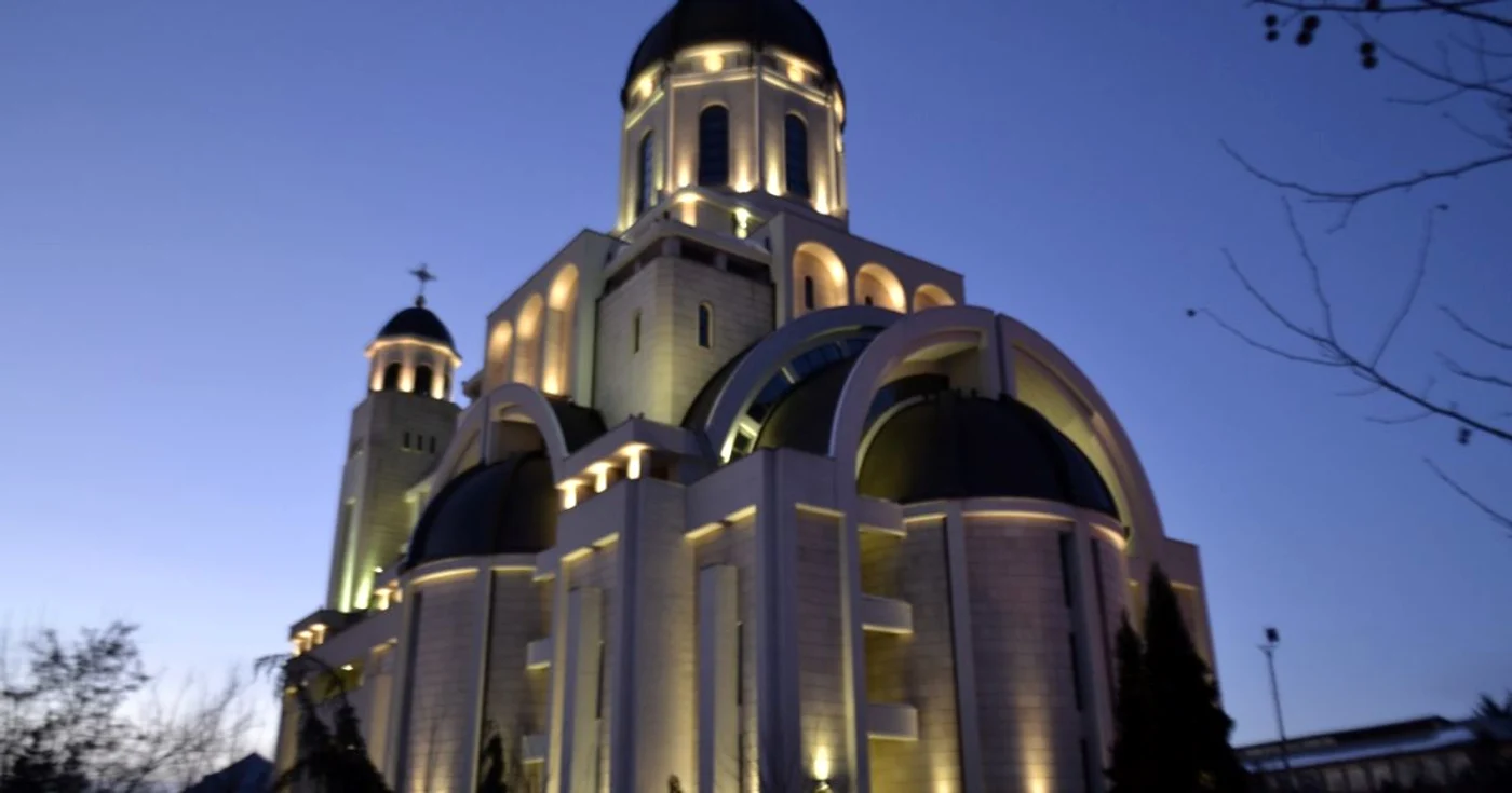 În Bacău oamenii au revenit „la credinţă“ dar au uitat de şcoală. Catedrala „Înălţarea Domnului“ FOTO Mircea Merticariu