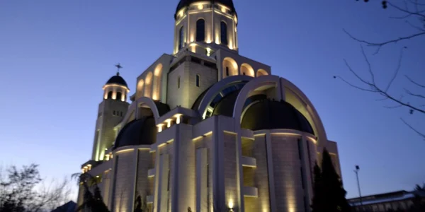 În Bacău oamenii au revenit „la credinţă“ dar au uitat de şcoală. Catedrala „Înălţarea Domnului“ FOTO Mircea Merticariu