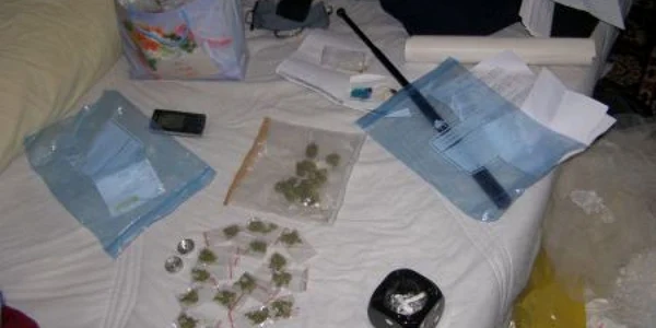 În locuinţa tânărului, au fost găsite circa 30 gr. cannabis, mai multe pliculeţe din plastic şi o râşniţă de măcinat "iarba" 