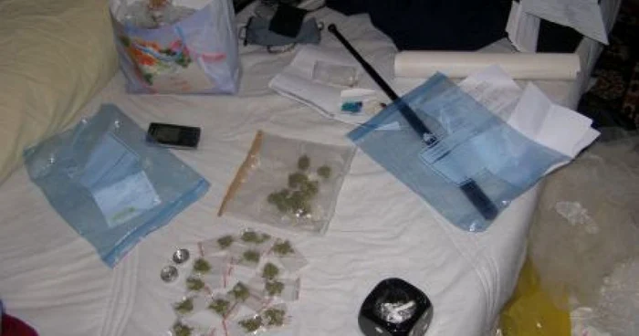 În locuinţa tânărului, au fost găsite circa 30 gr. cannabis, mai multe pliculeţe din plastic şi o râşniţă de măcinat "iarba" 