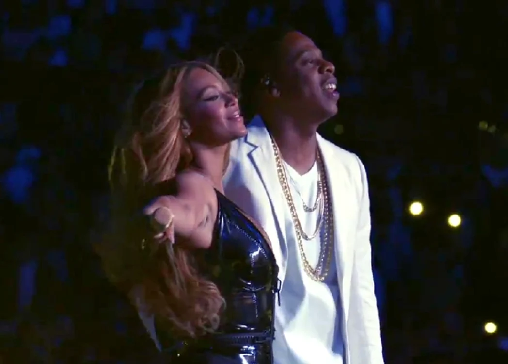 
    Beyonce şi Jay-Z s-au sărutat pe scenă după ce au cântat, pentru a demonstra că dragostea lor e încă puternicăcaptură video  