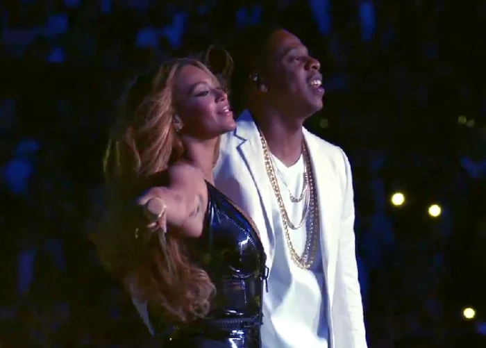 Beyonce şi Jay-Z s-au sărutat pe scenă după ce au cântat, pentru a demonstra că dragostea lor e încă puternicăcaptură video