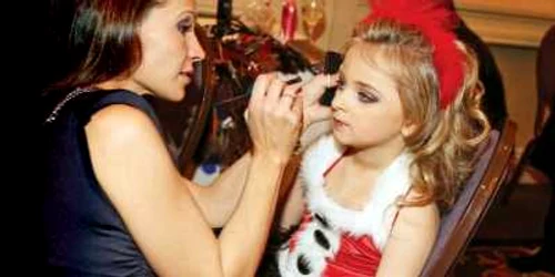 Isabella Barett (5 ani), machiată înainte de competiţie