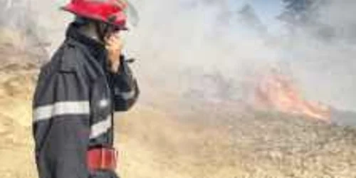 Un tanar s-a intoxicat incercand sa stinga incendiul care ameninta bisericuta din Bunesti