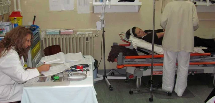 Asistenţii medicali primesc 2000 de euro brut, pe lună