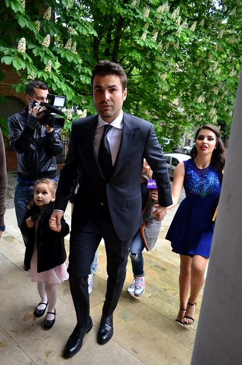 
    Adi Mutu şi iubita au intrat în biserică ţinându-se de mânăFotografii: Alex Muscaliu  