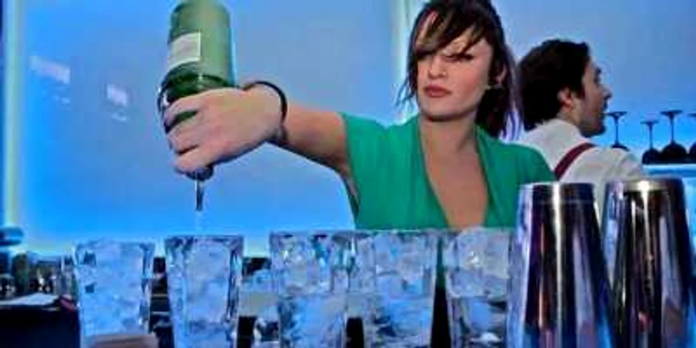 Tânăra a lucrat şi ca barman. Foto: Facebook