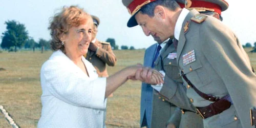 În 1982, la Babadag, Victor Stănculescu îi săruta protocolar mâna „tovarăşei“  