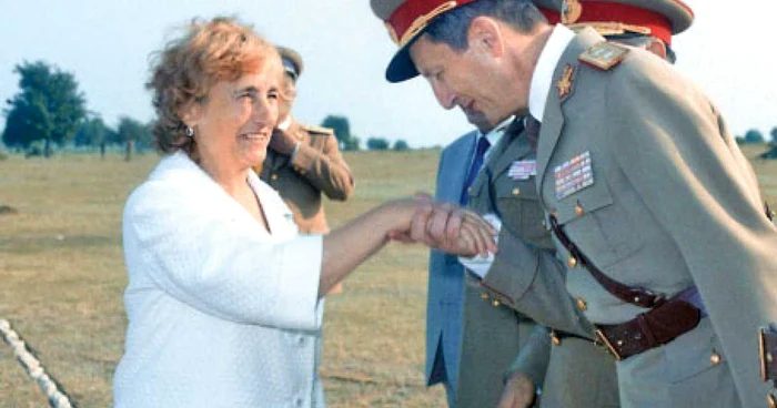 În 1982, la Babadag, Victor Stănculescu îi săruta protocolar mâna „tovarăşei“