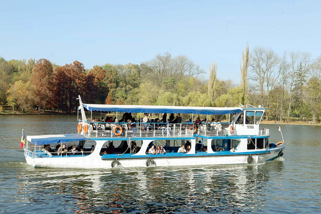 
    Vaporaşul circulă acum doar pe Lacul Herăstrău  