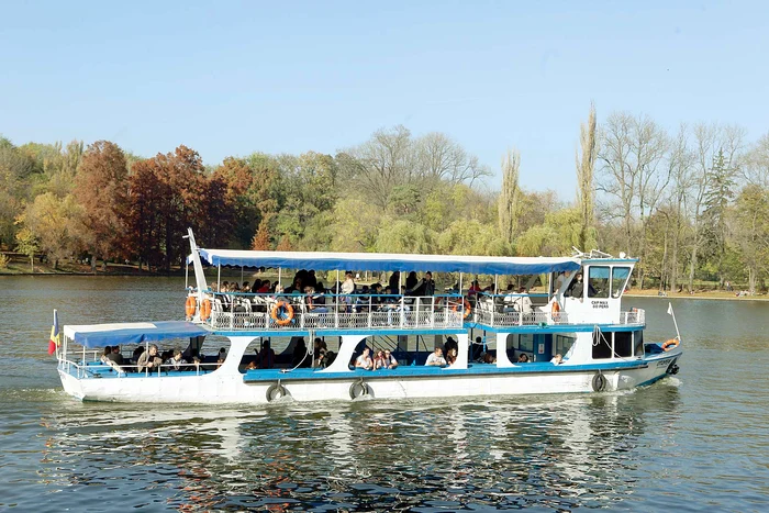 
    Vaporaşul circulă acum doar pe Lacul Herăstrău  