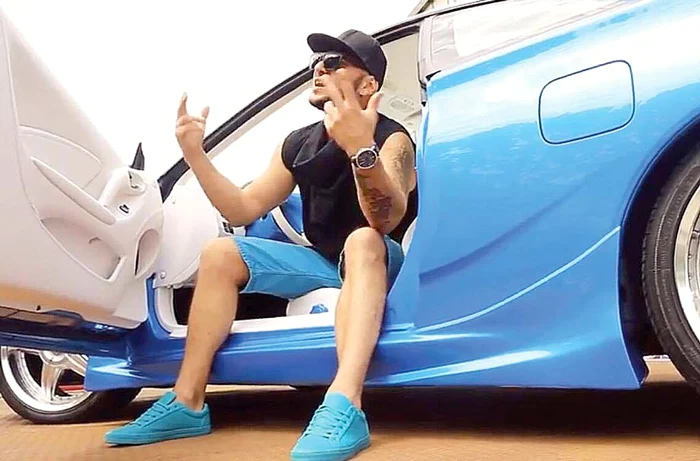 15.000 de euro. Piesele Deliei, “Gura ta”, “Cum ne noi” şi “Da, mamă!”, sunt difuzate la radio, tv şi în localuri