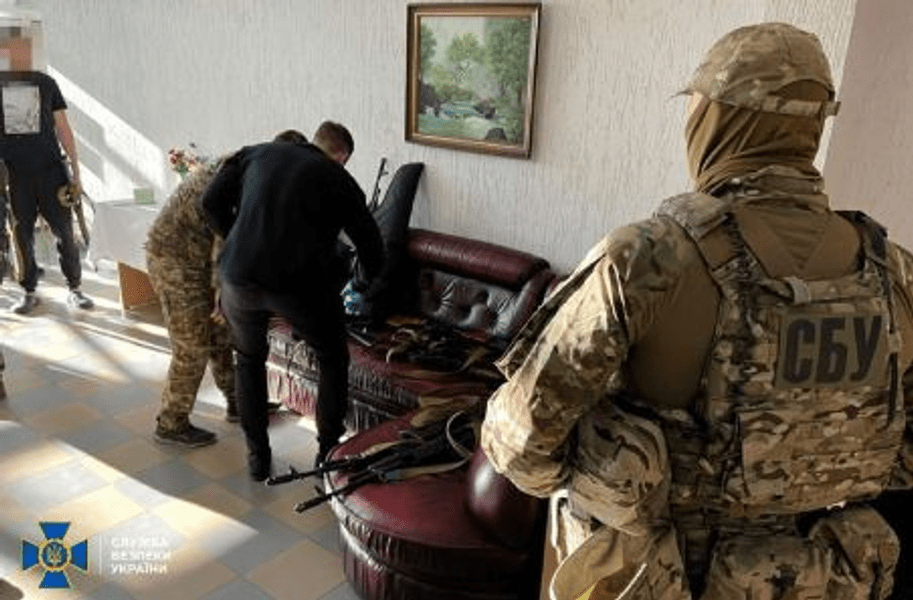Un român și trei ruși, anchetați de Serviciile Secrete din Ucraina pentru contrabandă cu armament