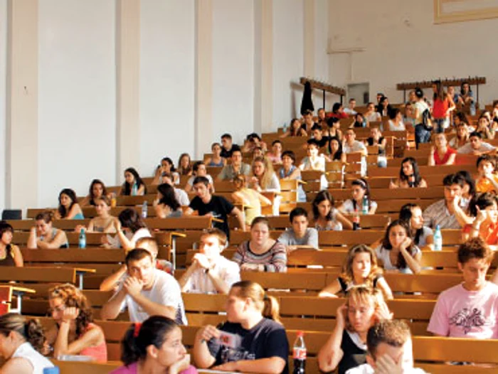 Absolvenţii pot alege dintr-o ofertă variată de masterate.