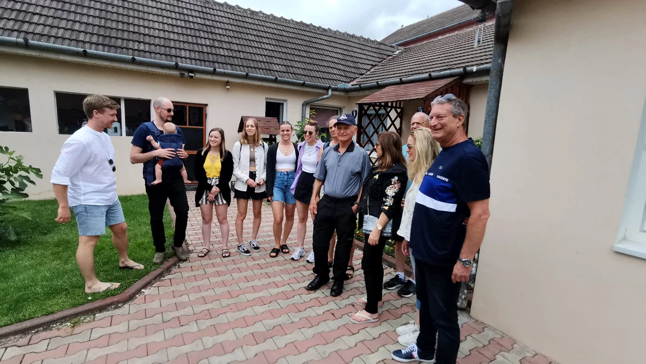 Abraham Klein în curtea copilăriei FOTO Ștefan Both 