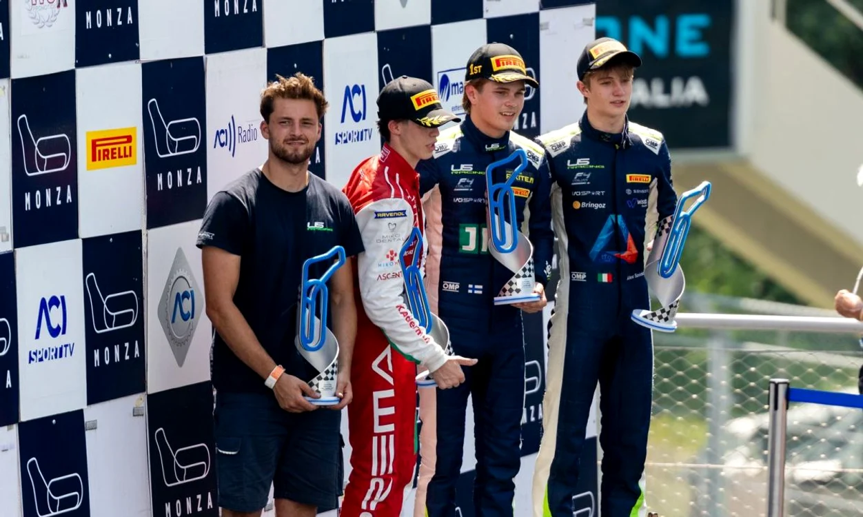 David Cosma Cristofor (combinezon roșu) a urcat de 8 ori pe podium în acest sezon de Formula 4