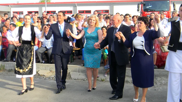 Primarul Eugen Cismăneanţu a început, conform tradiţiei, hora FOTO CRISTIAN FRANŢ