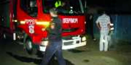O maşină a pompierilor în timpul unei intervenţii la marginea Bacăului